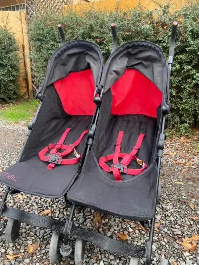 Coche doble Maclaren negro y rojo marca maclaren - miniatura 1