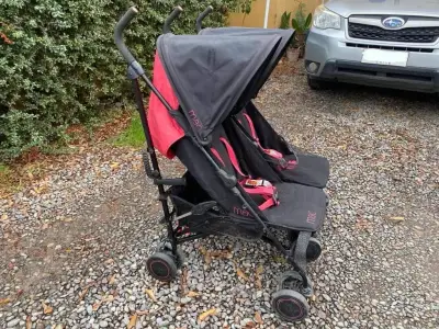 Coche doble Maclaren negro y rojo marca maclaren - miniatura 3