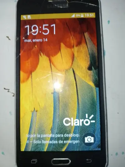 Smartphone Samsung con pantalla rota - miniatura 1