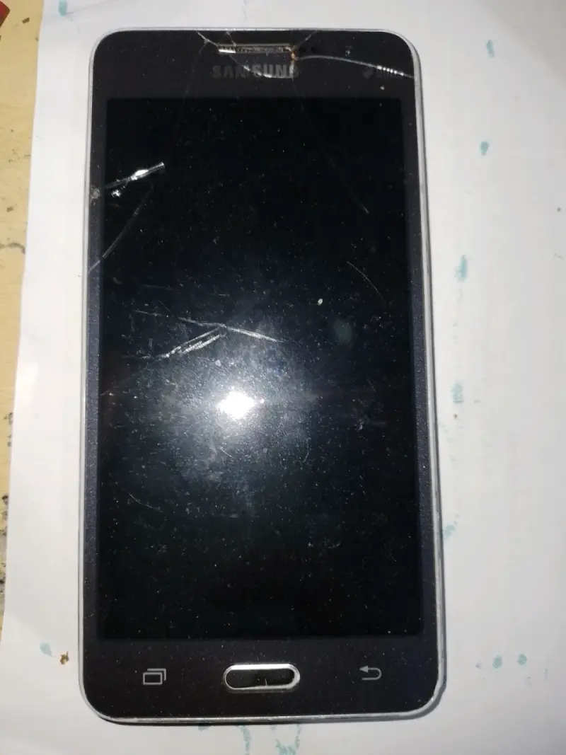 Smartphone Samsung con pantalla rota - 2