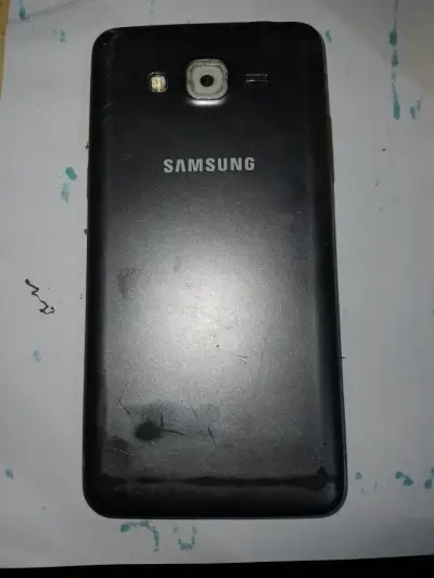 Smartphone Samsung con pantalla rota - miniatura 3