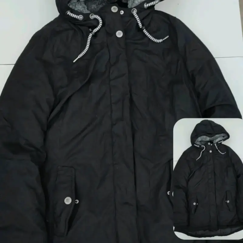 Parka negra con capucha