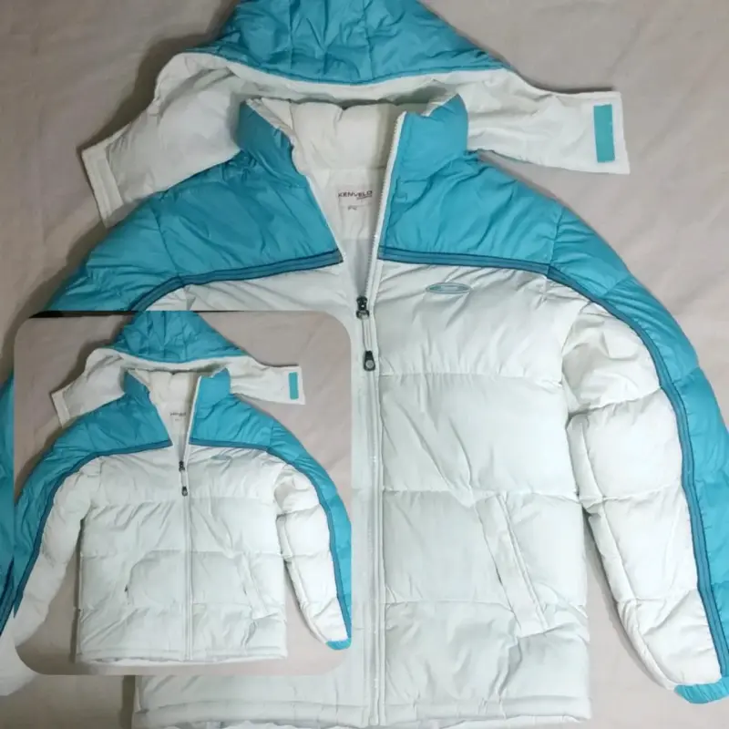 Chaqueta acolchada azul y blanca