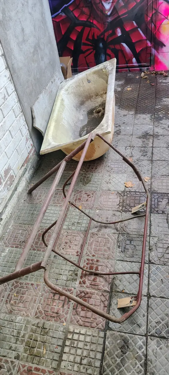Tina de baño antigua con soporte.