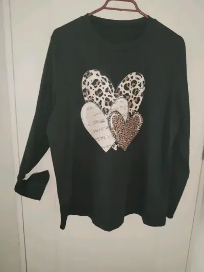 Polera negra con corazones - miniatura 1