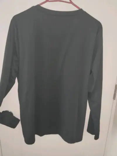 Polera negra con corazones - miniatura 2