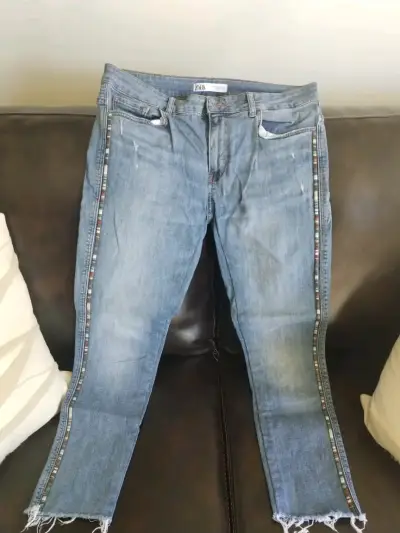 Jeans azules con detalles desgastados - miniatura 1