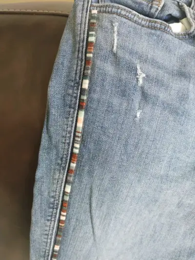 Jeans azules con detalles desgastados - miniatura 2