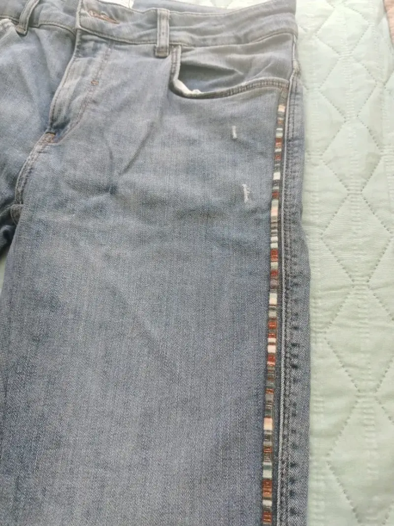 Jeans azules con detalles desgastados - 3