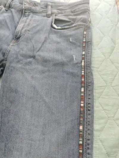 Jeans azules con detalles desgastados - miniatura 3