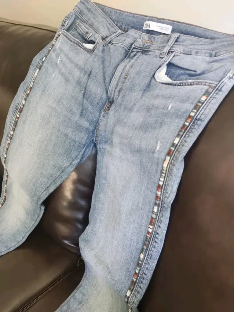 Jeans azules con detalles desgastados - 4