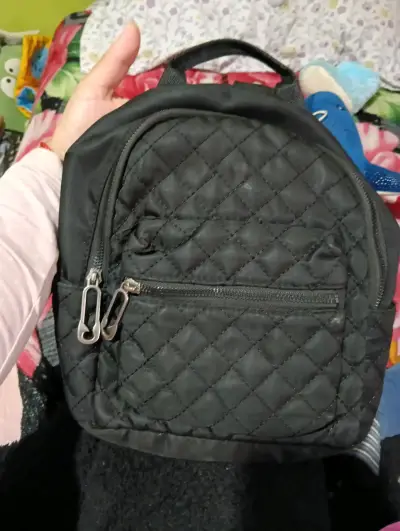 Mochila negra acolchada - miniatura 1