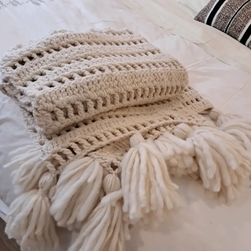 Manta tejida con pompones beige - 1