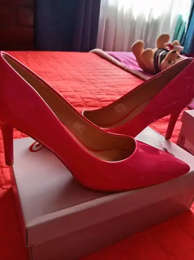 Tacones fucsia brillantes - miniatura 1
