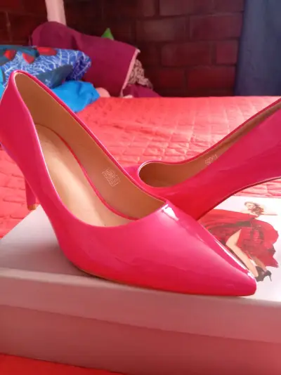 Tacones fucsia brillantes - miniatura 4