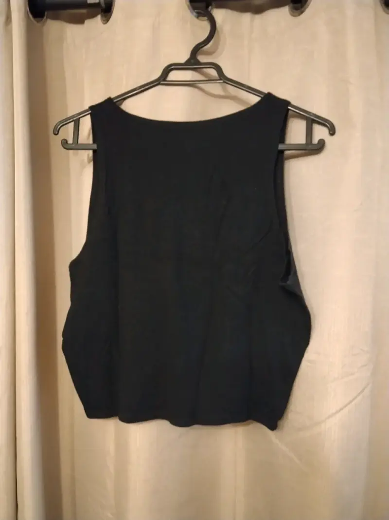 Polera sin mangas negra - 1