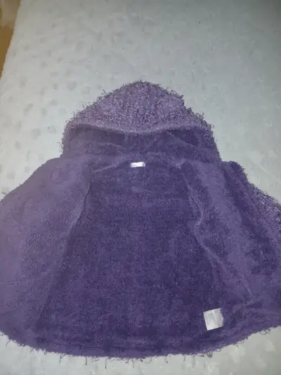 Abrigo morado para niña - miniatura 2