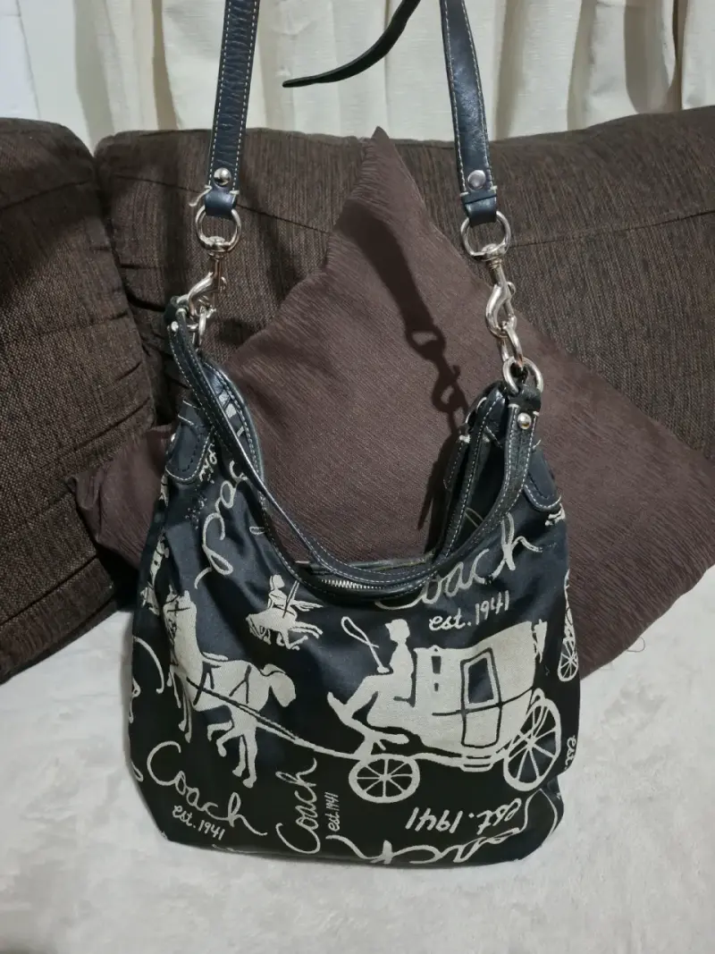 Cartera negra Coach con diseño - 1