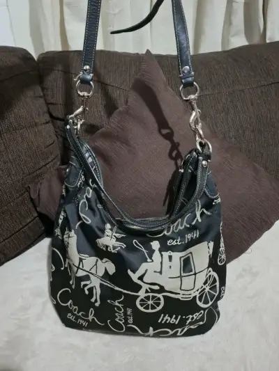 Cartera negra Coach con diseño - miniatura 1