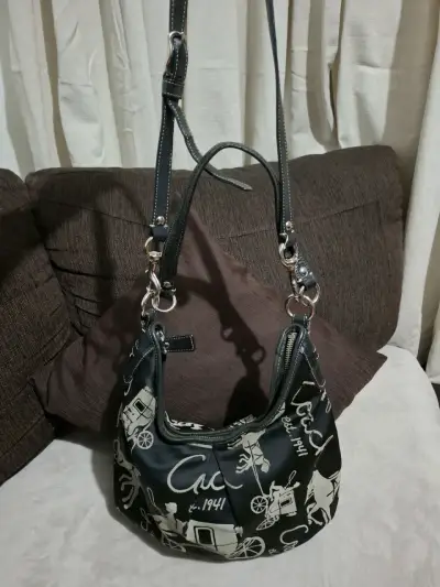 Cartera negra Coach con diseño - miniatura 2
