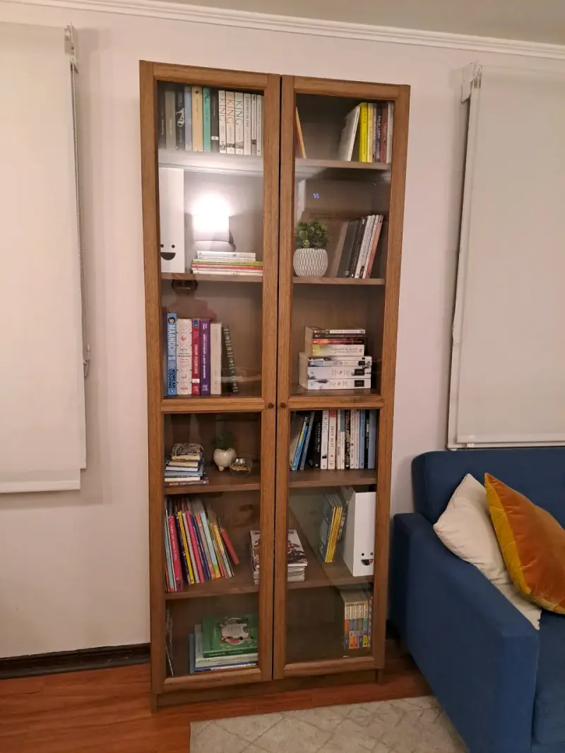Librero de madera con puertas