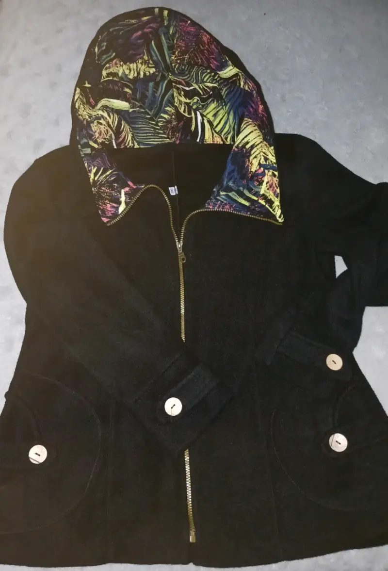 Chaqueta negra con capucha estampada