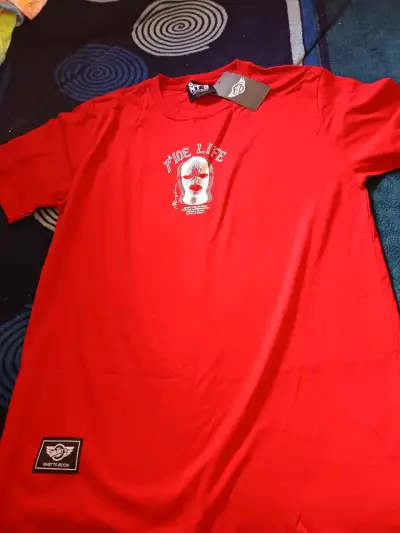 Polera roja 'marca Galaz ' con etiqueta - miniatura 2