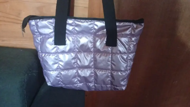 Bolso acolchado morado brillante