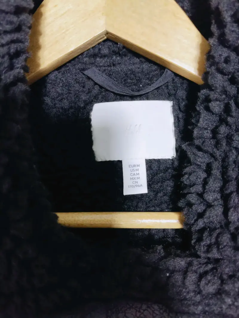 Chaqueta negra con forro de lana - 3