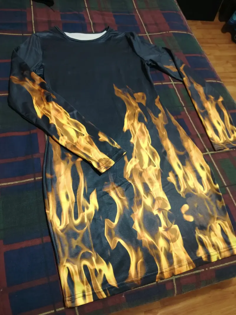Vestido con estampado de llamas