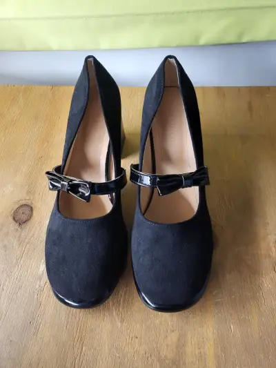 Zapatos de tacón negro con lazo - miniatura 1