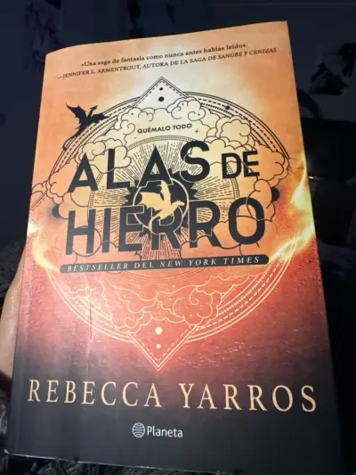 Libro 'Alas de Hierro' + marca páginas. - miniatura 1