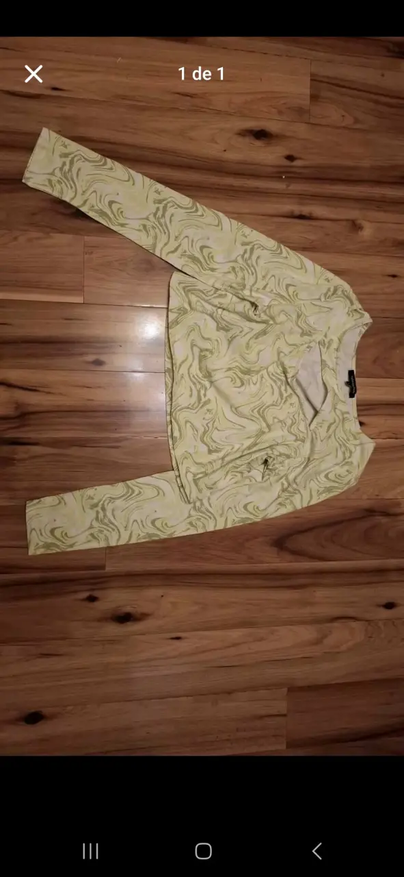 Polera verde con diseño abstracto