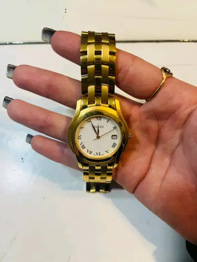 Reloj de pulsera dorado - miniatura 1