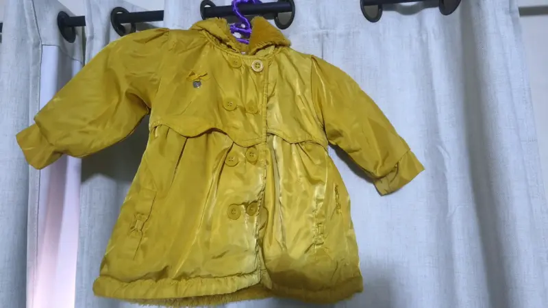 Abrigo amarillo para niña con chiporro calientito - 1