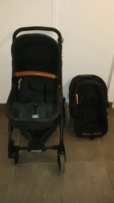 Coche de paseo negro con silla - miniatura 1
