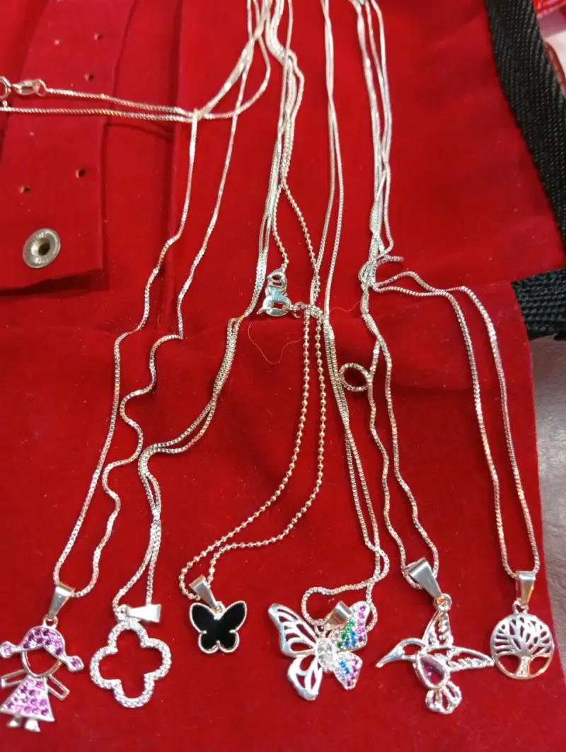 Collares con dijes de colores