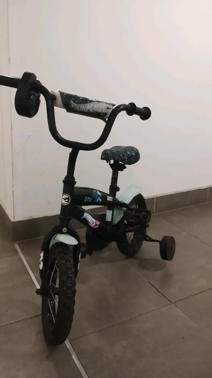 Bicicleta infantil negra Hot Wheels - 1