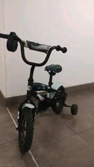 Bicicleta infantil negra Hot Wheels - miniatura 1
