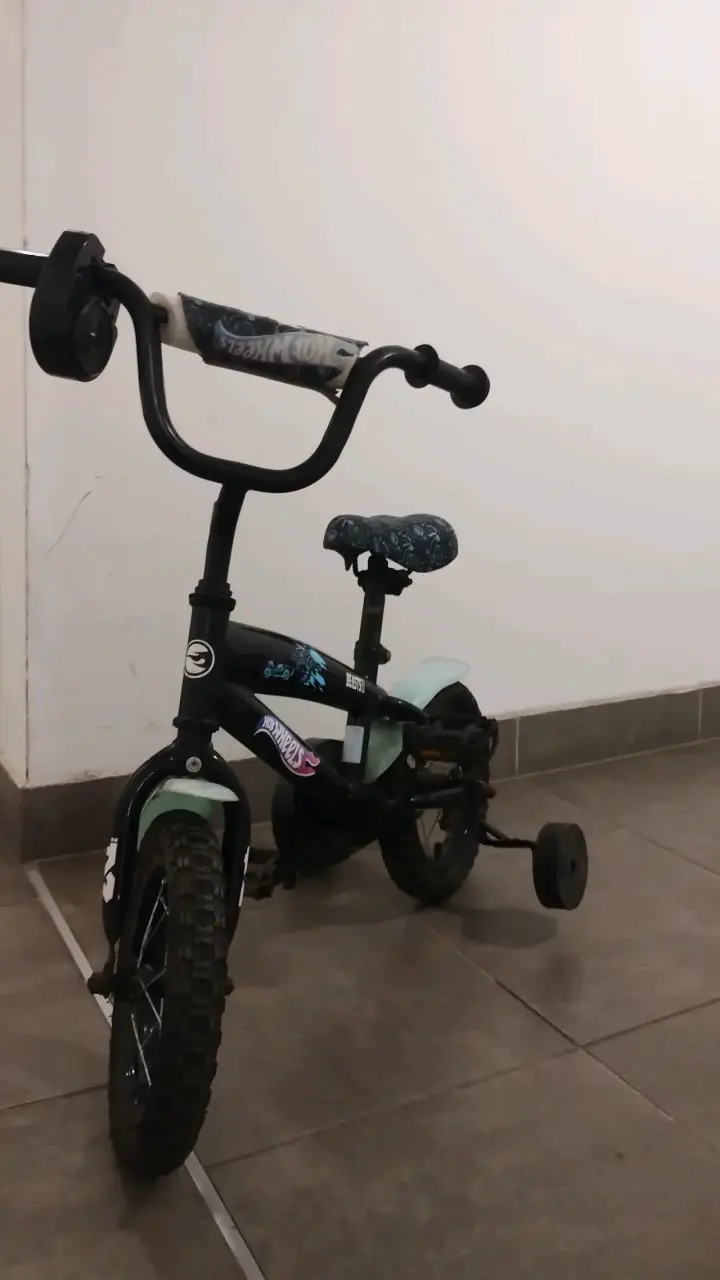 Bicicleta infantil negra Hot Wheels - 2