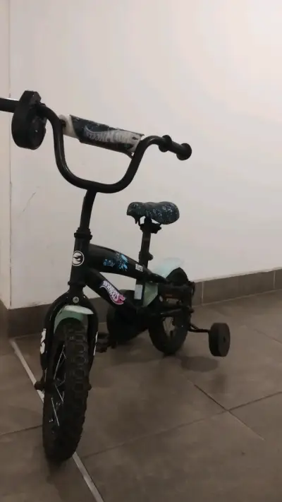 Bicicleta infantil negra Hot Wheels - miniatura 2