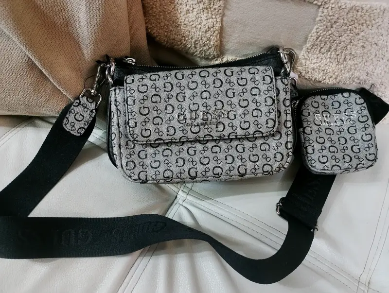 Bolso cruzado, tiene su etiqueta - 1