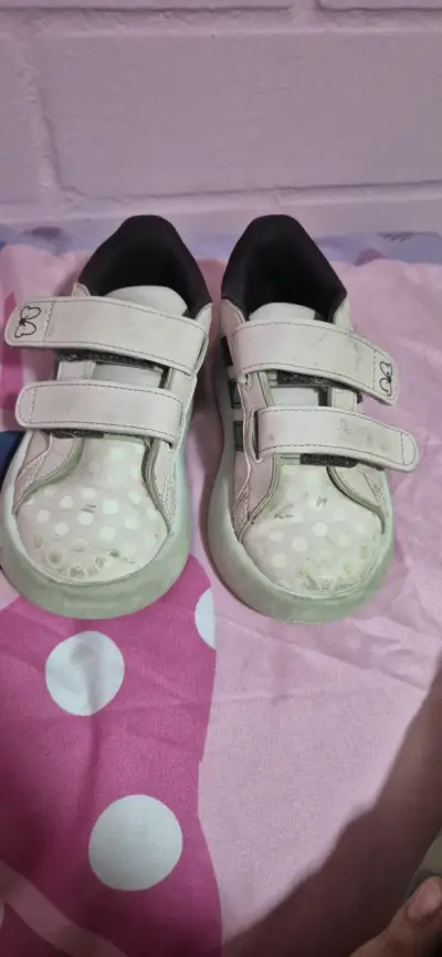 Zapatillas blancas con diseño de puntos - miniatura 1