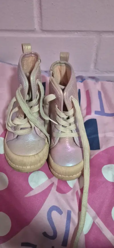 Zapatillas blancas con diseño de puntos - miniatura 2