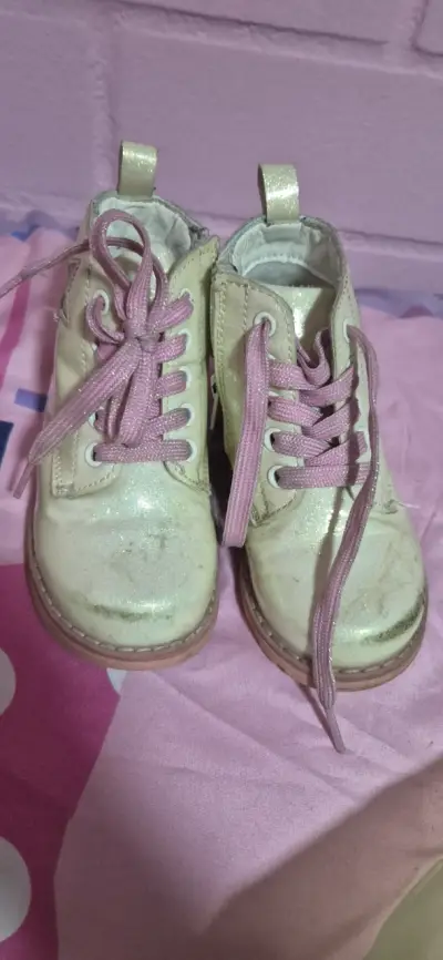 Zapatillas blancas con diseño de puntos - miniatura 3