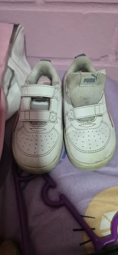 Zapatillas blancas con diseño de puntos - miniatura 4