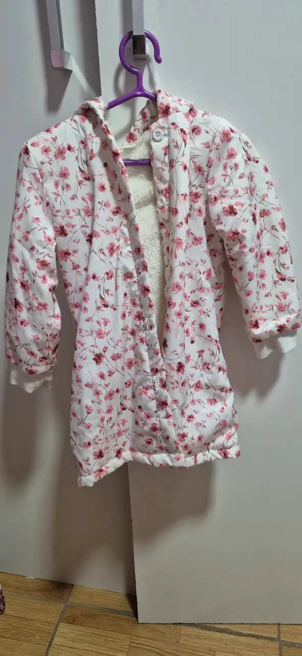 Abrigo infantil floreado blanco y rosa