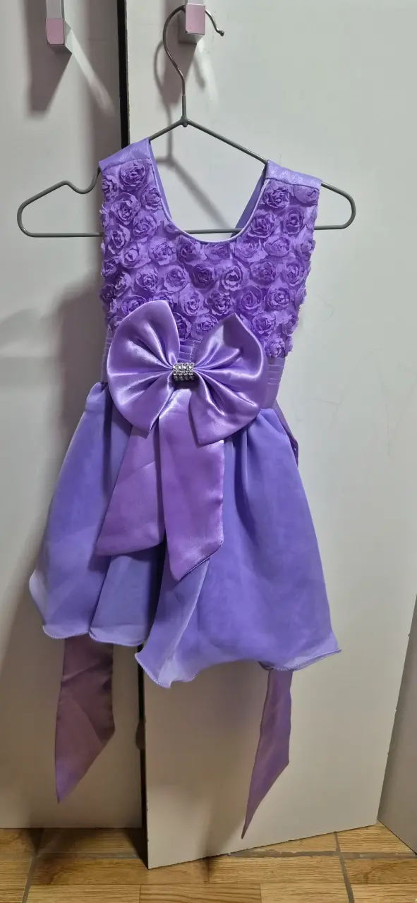 Vestido de niña lila con lazo