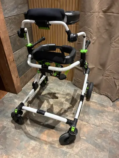 Andador para rehabilitación ajustable - miniatura 2