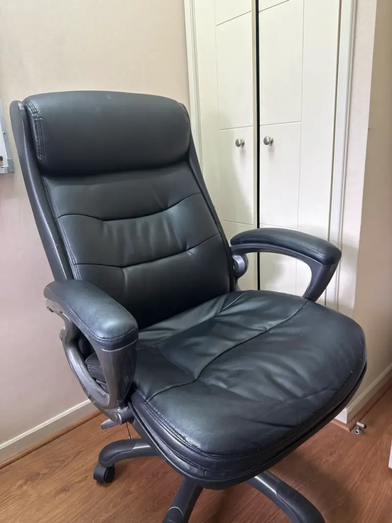 Silla de oficina ejecutiva negra - 1
